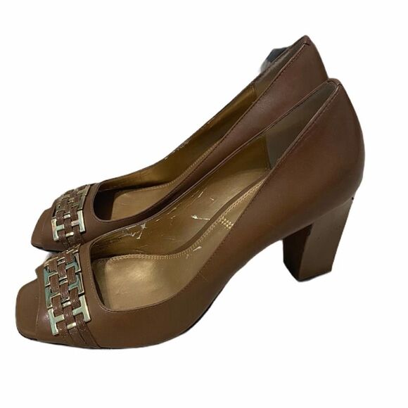 Tahari Bennett Bennett Peep Toe Block Heel Gold Metal Detail Leather Pumps Tan 9 - Picture 13 of 15